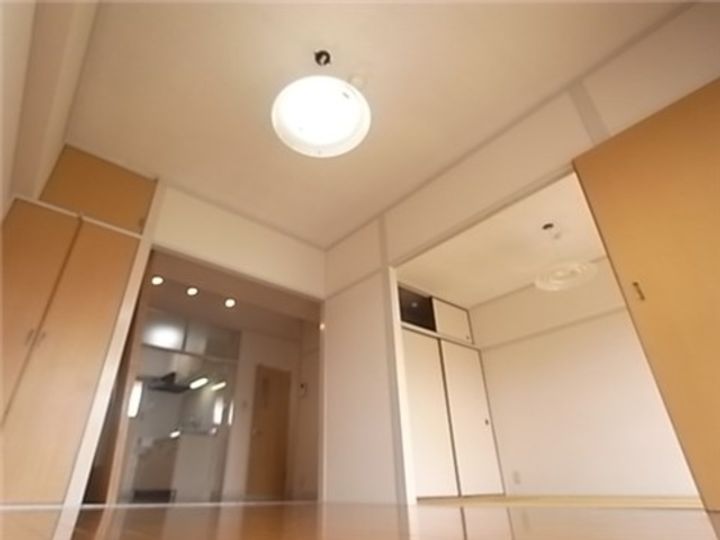 駅前ビルの居間
