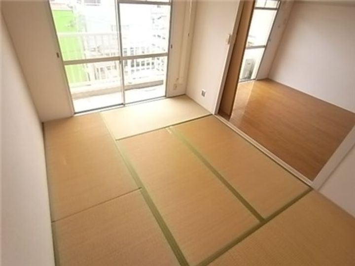 駅前ビルの内装