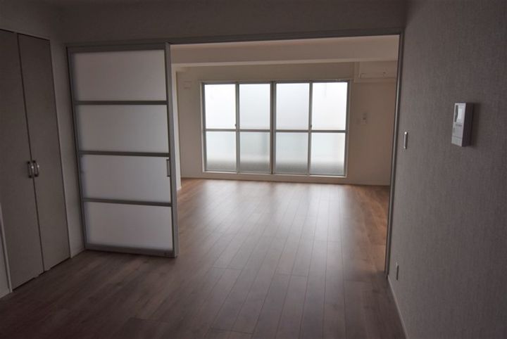 クレスト明治町の居間