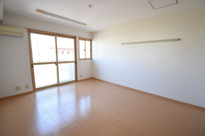 パラディー森塚110の居間