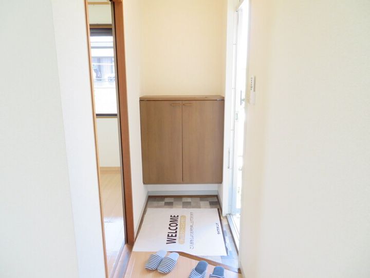 プレジールワカミヤ A棟の玄関
