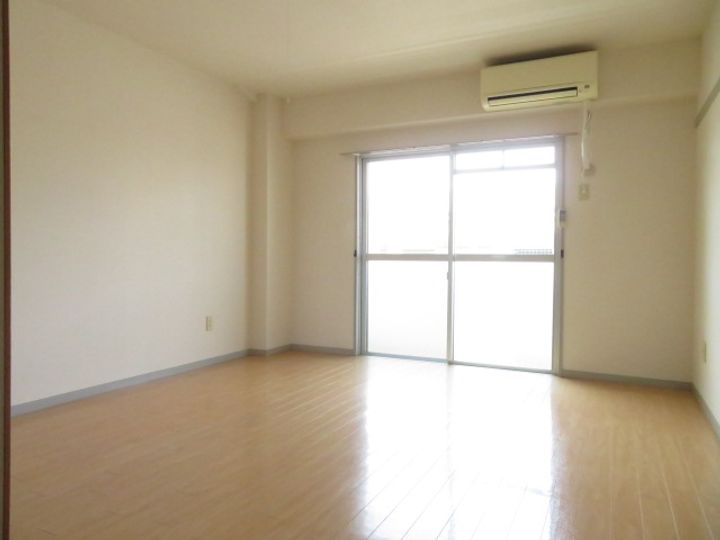 プレアール仏生山Ⅰの居間