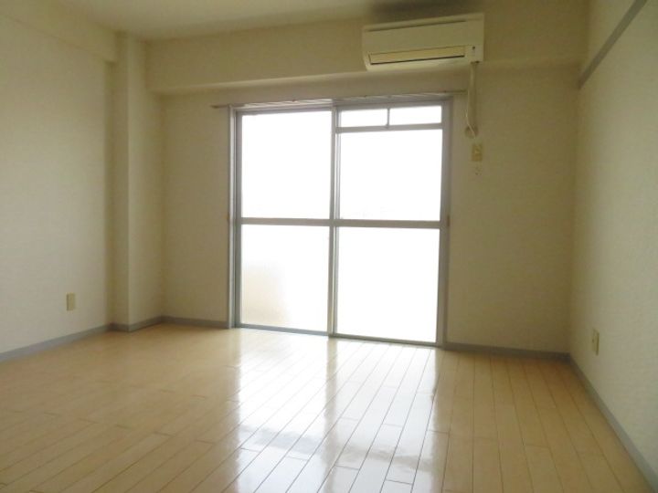 プレアール仏生山Ⅱ306の居間