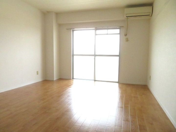 プレアール仏生山Ⅱの居間