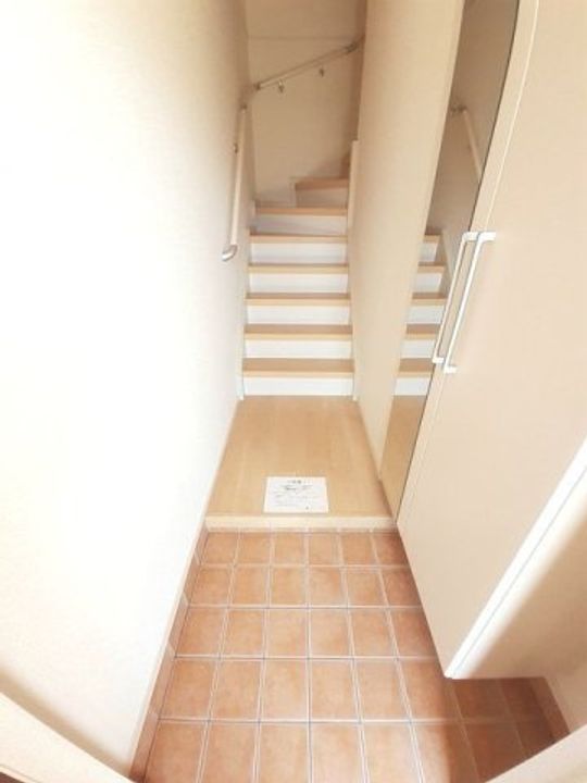 クリスタル Fの玄関