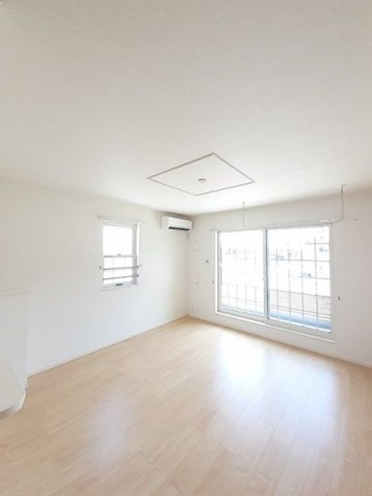 クリスタル Fの居間