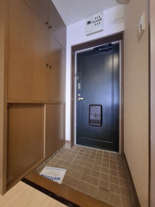 トリン錦町305の玄関