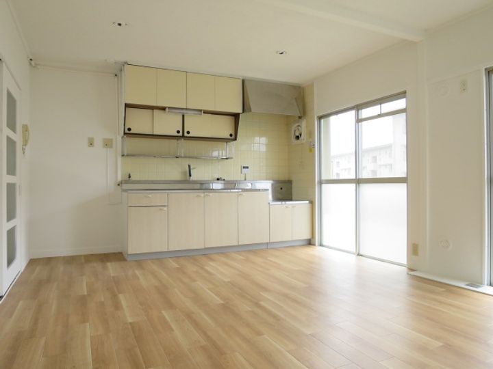 ヴィラナリー屋島4号棟503の居間