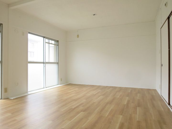 ヴィラナリー屋島4号棟503の居間