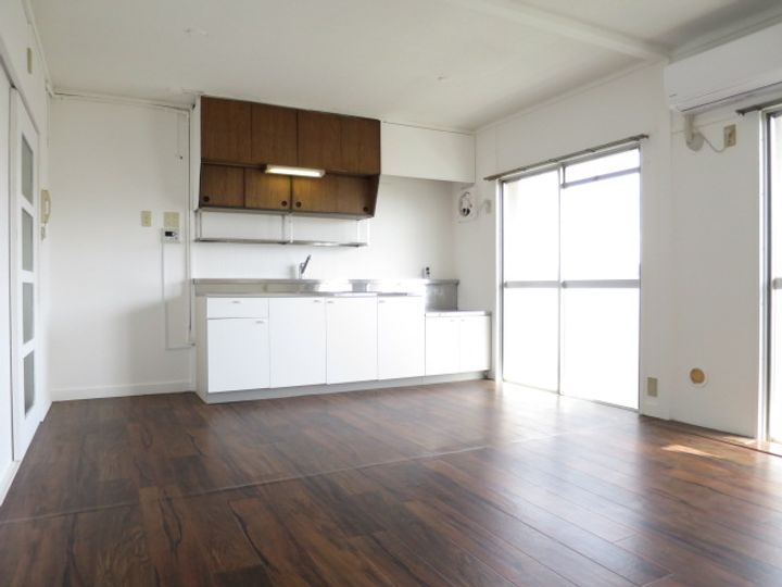 ヴィラナリー屋島7号棟102の居間