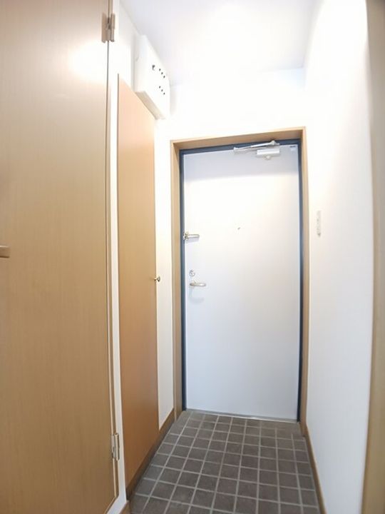 シューテル宝町の玄関