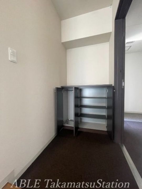 ヴィラフリーデ瓦町の玄関