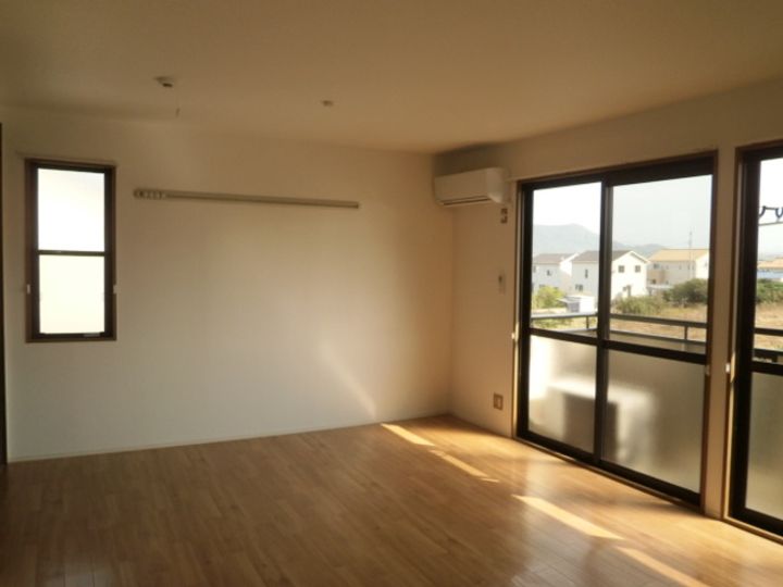 ファミール河野 C棟201の居間