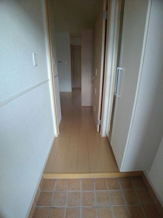 ラ グリシーヌBの玄関