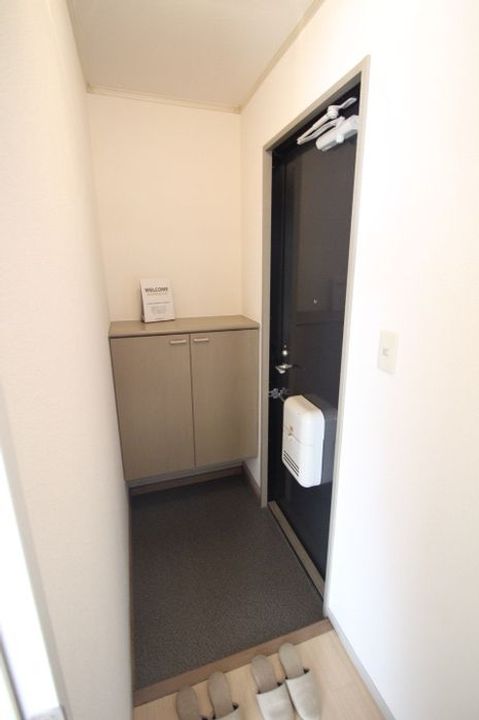 ロイヤルコート円座 B棟101の玄関