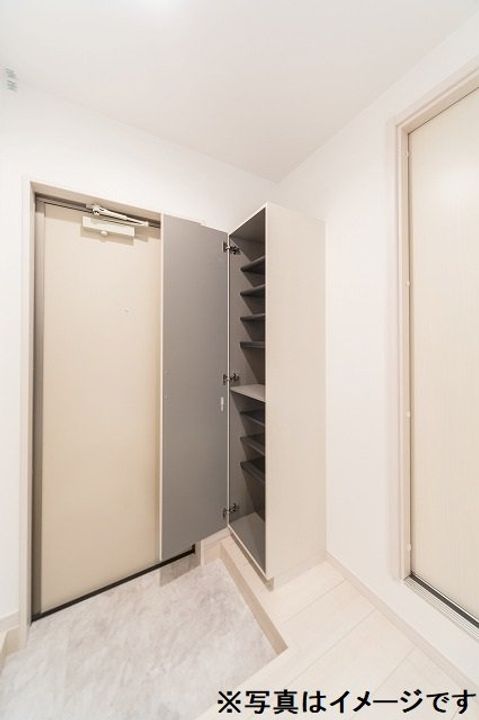 FreeHand 八田103の玄関