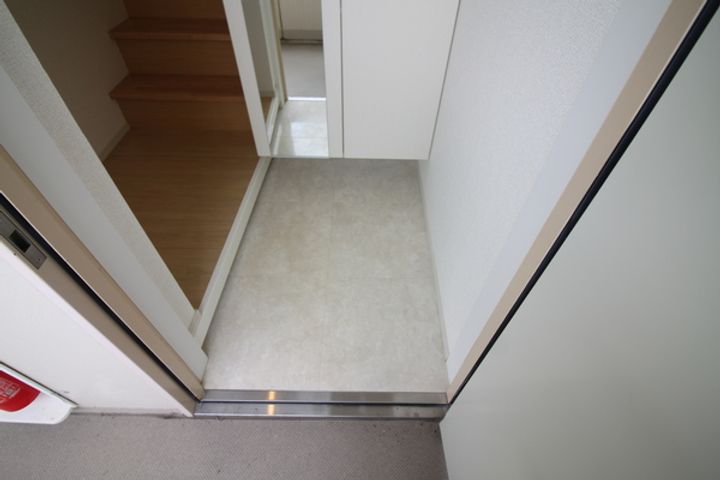 滋賀県長浜市八幡東町の賃貸マンションの玄関