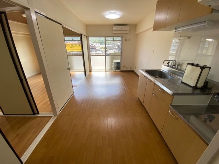 滋賀県米原市下多良2丁目の賃貸マンションの居間