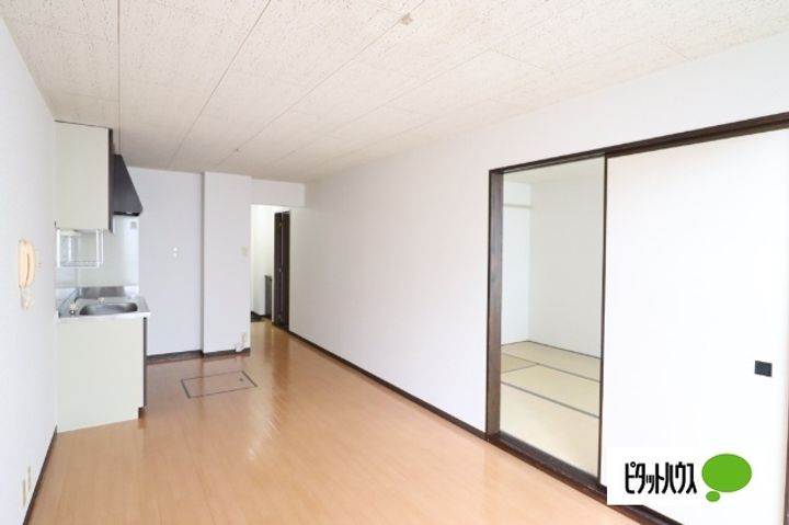 滋賀県近江八幡市鷹飼町北2丁目の賃貸アパートの居間