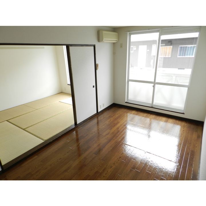 滋賀県近江八幡市鷹飼町北1丁目の賃貸アパートの居間