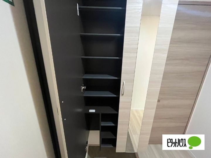 滋賀県近江八幡市出町の賃貸アパートの玄関