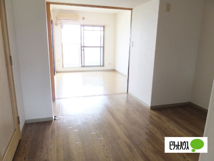 滋賀県近江八幡市鷹飼町北4丁目の賃貸マンションの居間