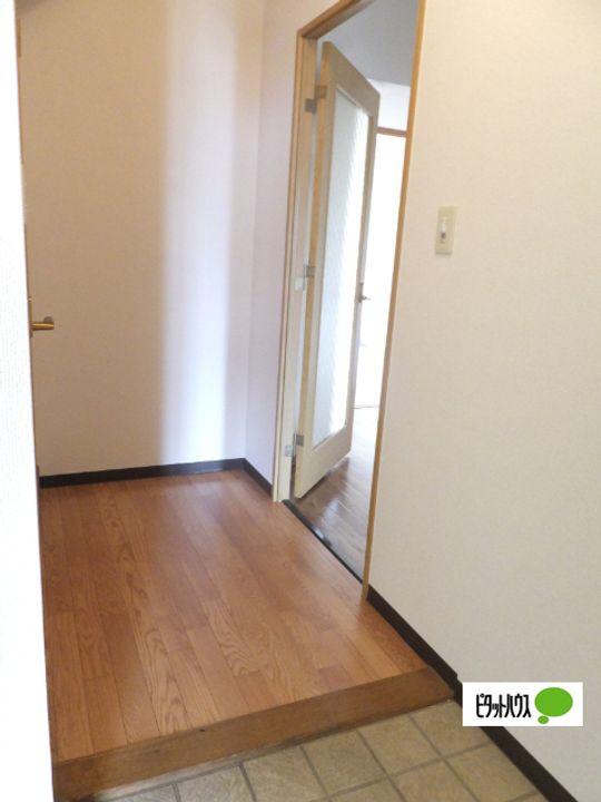 滋賀県近江八幡市鷹飼町北4丁目の賃貸マンションの玄関