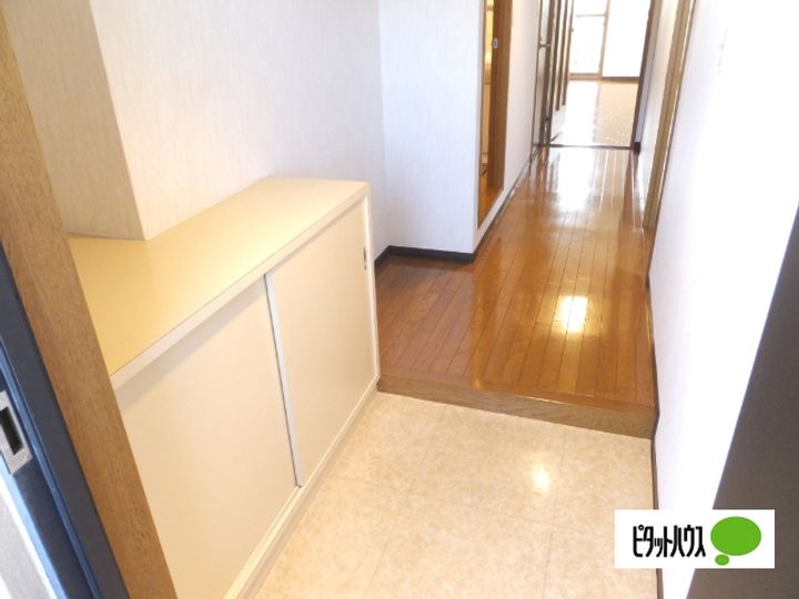 滋賀県近江八幡市中村町の賃貸マンションの玄関