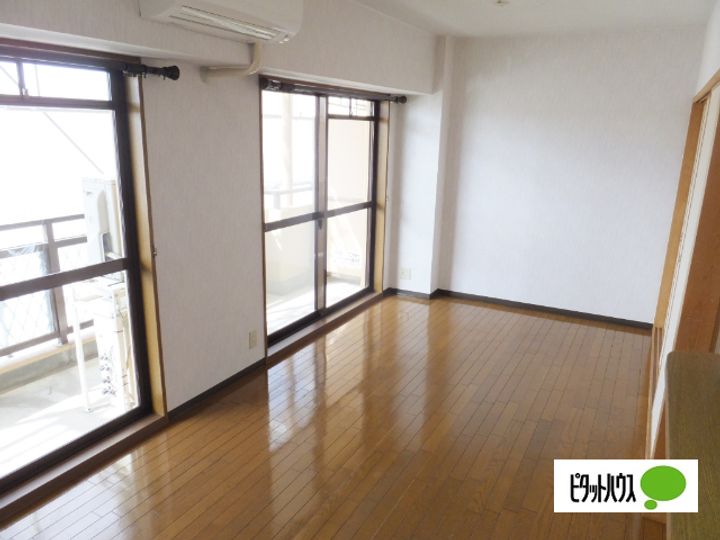 滋賀県近江八幡市中村町の賃貸マンションの居間