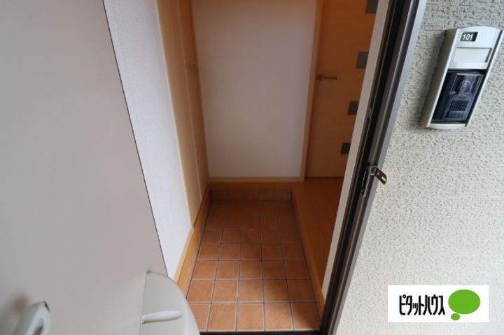 滋賀県近江八幡市安土町小中の賃貸アパートの玄関