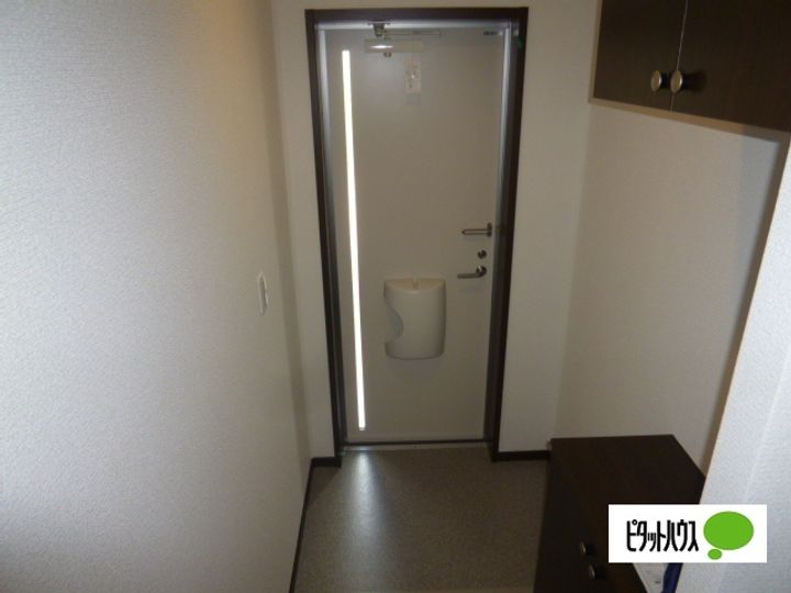 滋賀県野洲市西河原の賃貸アパートの玄関