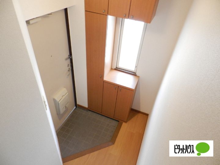 滋賀県近江八幡市堀上町の賃貸アパートの玄関