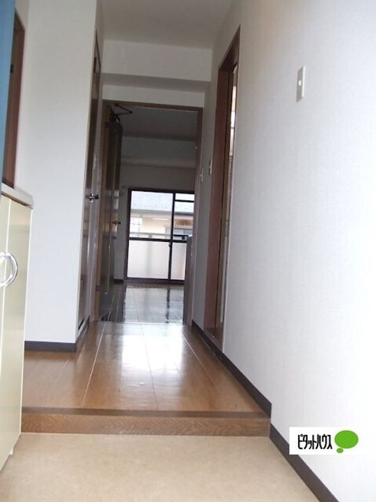 滋賀県野洲市市三宅の賃貸マンションの玄関