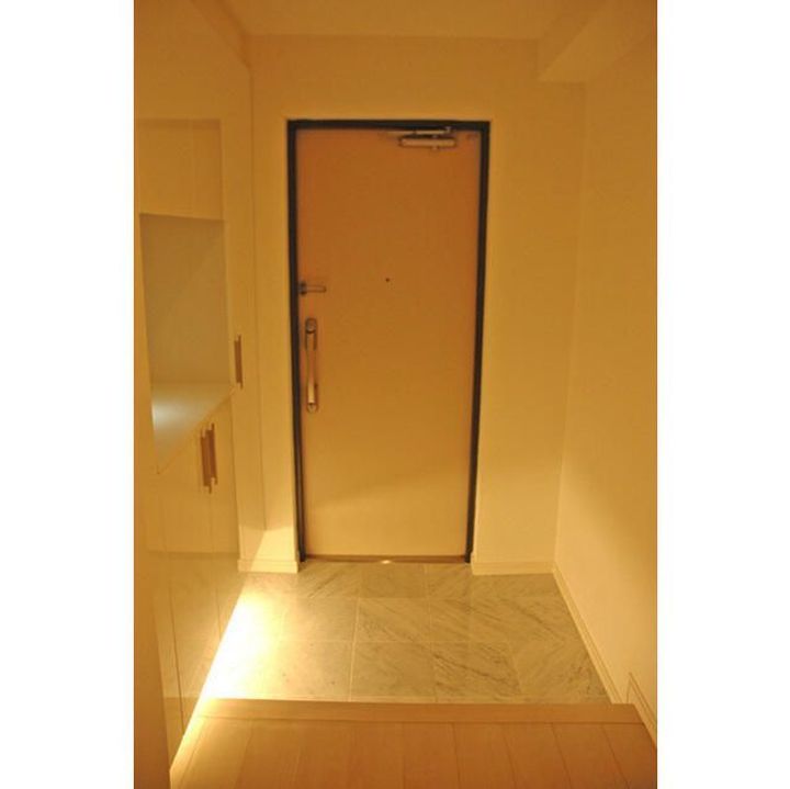 東京都世田谷区経堂1丁目(マンション)の賃貸物件の玄関