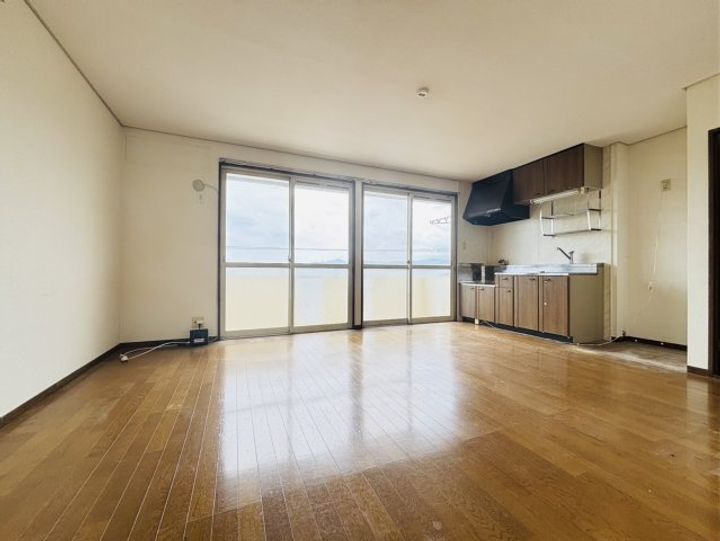 エミネンス連歌屋の居間