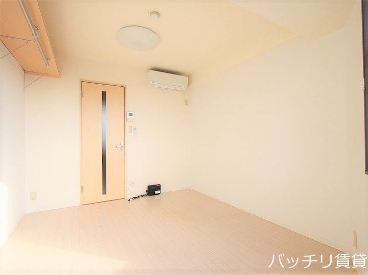 栄生川津ビルの居間