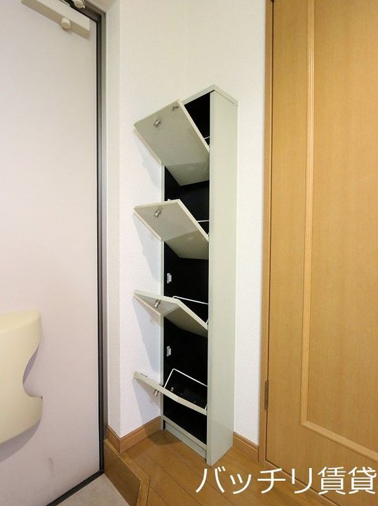 愛知県名古屋市中川区西日置1丁目の賃貸アパートの玄関