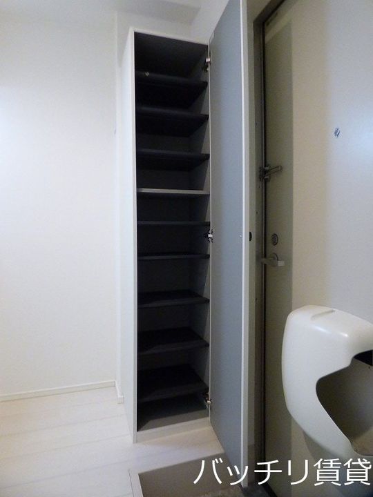 愛知県名古屋市北区杉村1丁目の賃貸アパートの玄関