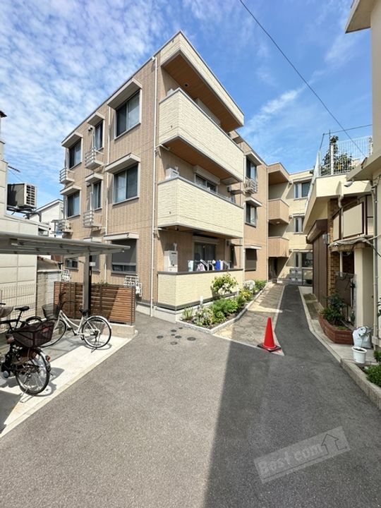 シャルマン東三国ヶ丘の外観