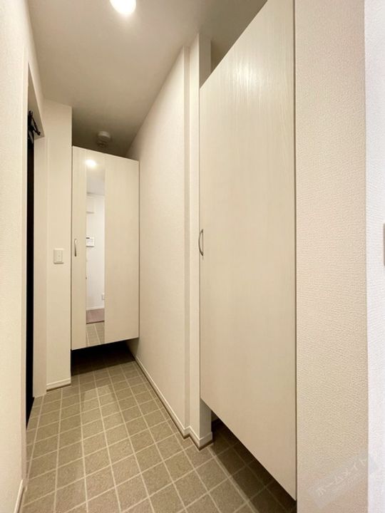 シャルマン東三国ヶ丘の玄関