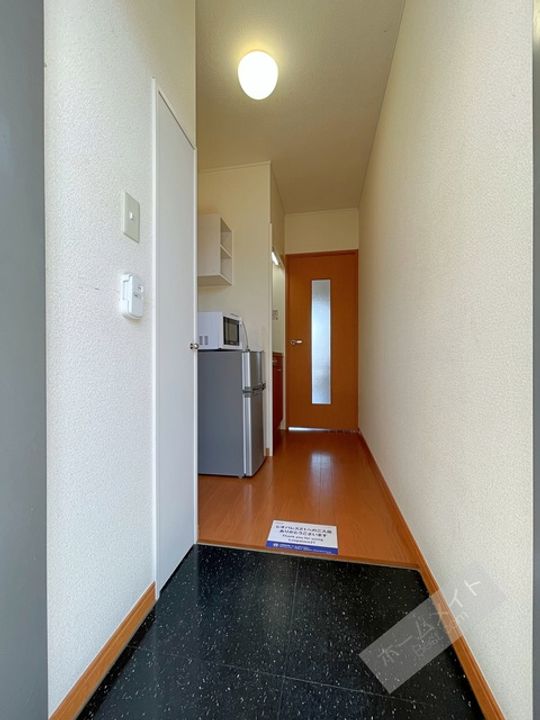 レオパレステイルザウエストの玄関