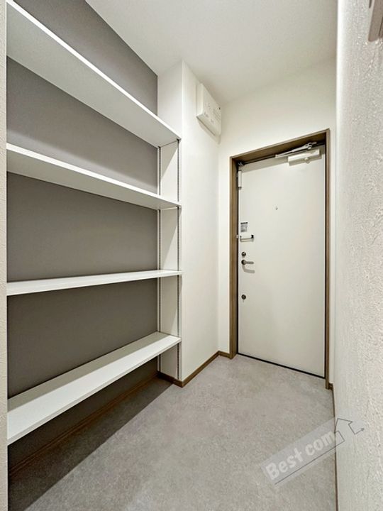 リレックス緑ヶ丘中町の玄関