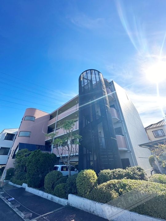 アデューウエダマンションの外観