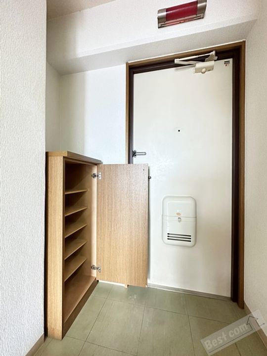 シャルマン芳春の玄関