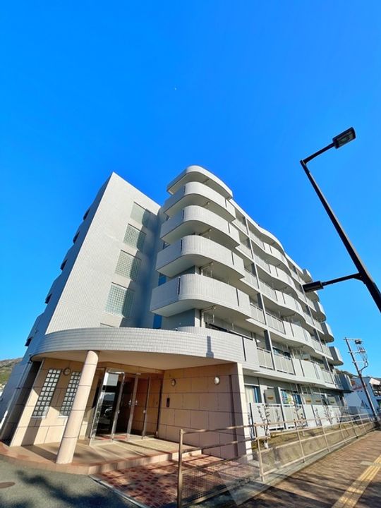 アズゥ−ルの外観