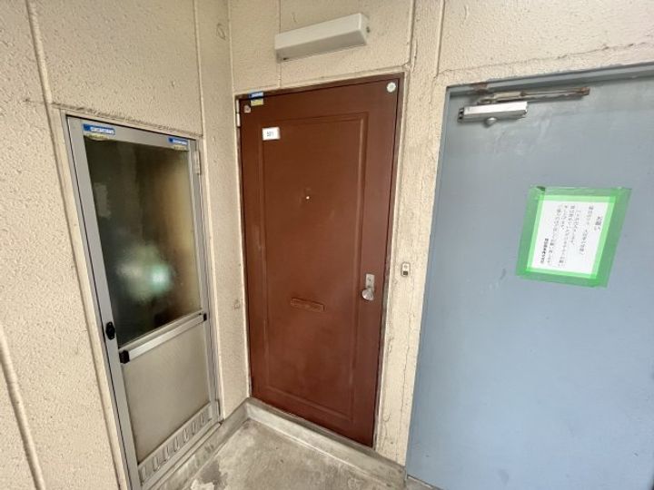 福田ポリスの玄関