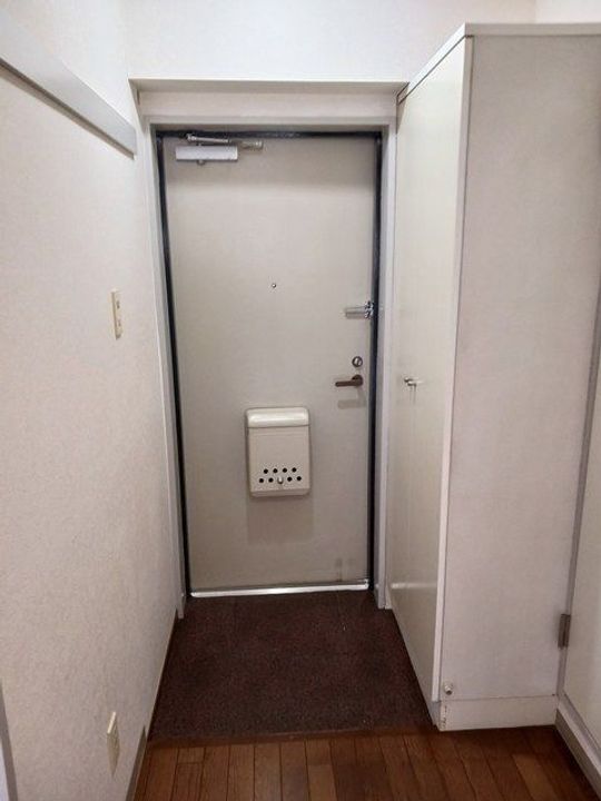 ファミーユ旭303の玄関