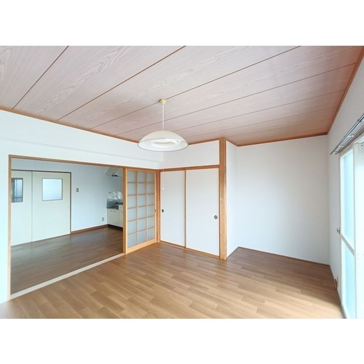 ホワイトパレス205の居間