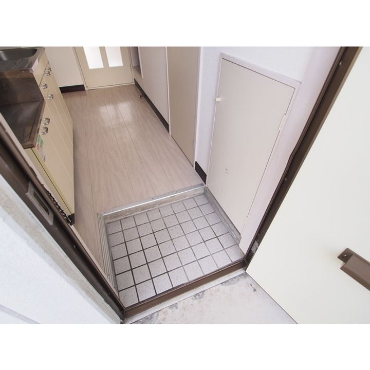 アップルズH棟112の玄関