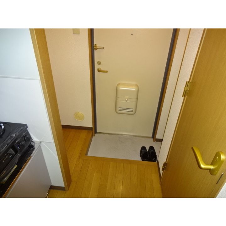 ひまわりハイツ102の玄関